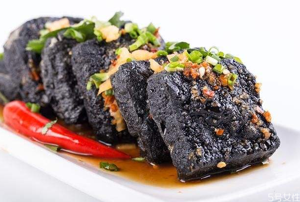 臭豆腐變黃還可以吃嗎 哪些人不宜吃臭豆腐 臭豆腐變黃還可以吃嗎 哪些人不宜吃臭豆腐