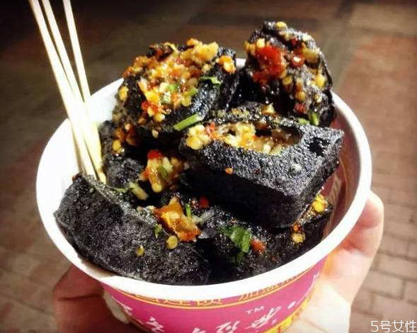 臭豆腐有點(diǎn)酸是怎么回事 臭豆腐吃起來(lái)也很臭 臭豆腐有點(diǎn)酸是怎么回事 臭豆腐吃起來(lái)也很臭