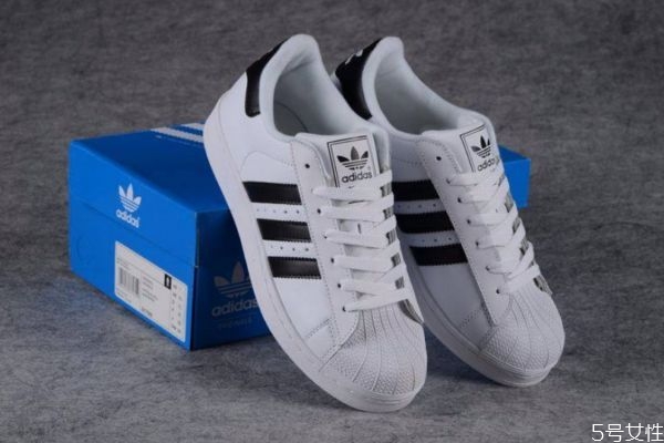 小白鞋邊緣發(fā)黃怎么處理 白鞋干了有黃漬怎么辦 小白鞋邊緣發(fā)黃怎么處理 白鞋干了有黃漬怎么辦