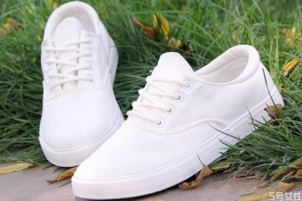 小白鞋邊緣發(fā)黃怎么處理 白鞋干了有黃漬怎么辦 小白鞋邊緣發(fā)黃怎么處理 白鞋干了有黃漬怎么辦