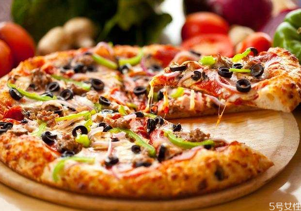 披薩和炸雞哪個(gè)熱量高 怎么吃披薩不發(fā)胖 披薩和炸雞哪個(gè)熱量高 怎么吃披薩不發(fā)胖