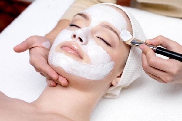 皮膚暗黃用什么護(hù)膚品 水乳有必要買(mǎi)貴的嗎 皮膚暗黃用什么護(hù)膚品 水乳有必要買(mǎi)貴的嗎