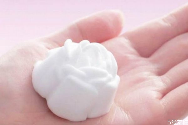 潔面是次數(shù)越多越干凈嗎 堿性洗面奶對皮膚有傷害嗎 潔面是次數(shù)越多越干凈嗎 堿性洗面奶對皮膚有傷害嗎