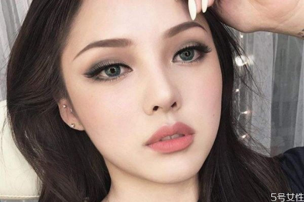 冬季妝容特點(diǎn) 冬季妝容教程 冬季妝容特點(diǎn) 冬季妝容教程