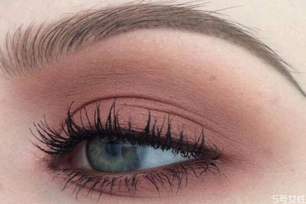 歐美妝一定要貼假睫毛嗎 什么人適合淡妝或濃妝 歐美妝一定要貼假睫毛嗎 什么人適合淡妝或濃妝