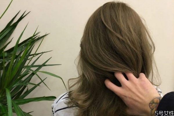 頭發(fā)可以同一天燙染嗎 燙染能一起做嗎 頭發(fā)可以同一天燙染嗎 燙染能一起做嗎