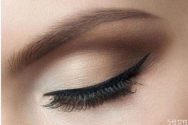 歐美妝一定要貼假睫毛嗎 什么人適合淡妝或濃妝 歐美妝一定要貼假睫毛嗎 什么人適合淡妝或濃妝