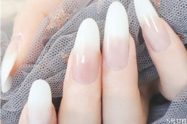 用延長膠要先上底膠嗎 做完延長甲上色要涂底膠嗎 用延長膠要先上底膠嗎 做完延長甲上色要涂底膠嗎