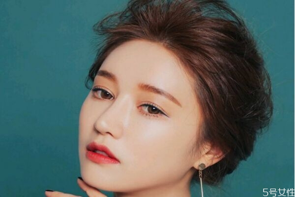 晚宴妝怎么畫(huà) 晚宴妝的畫(huà)法及步驟 晚宴妝怎么畫(huà) 晚宴妝的畫(huà)法及步驟