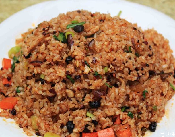 老干媽炒飯怎么做 老干媽炒飯要不要放鹽 老干媽炒飯怎么做 老干媽炒飯要不要放鹽