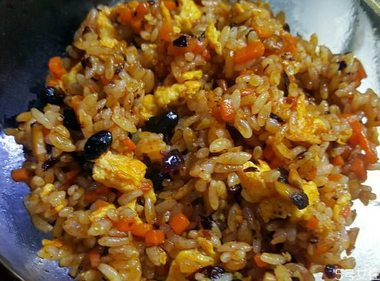 老干媽炒飯怎么做 老干媽炒飯要不要放鹽 老干媽炒飯怎么做 老干媽炒飯要不要放鹽