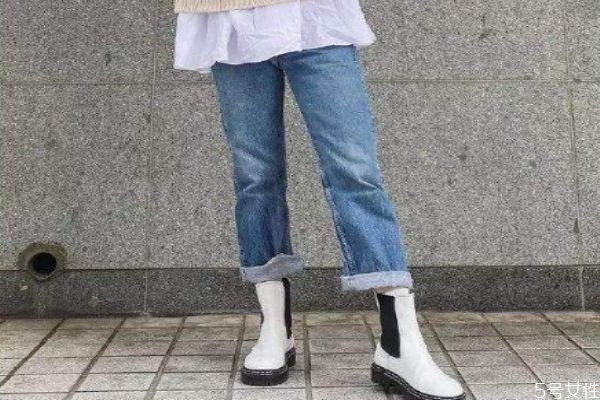 白色馬丁靴怎么搭配 白色馬丁靴穿搭 白色馬丁靴怎么搭配 白色馬丁靴穿搭