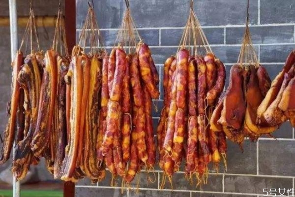 香腸臘肉可以帶上飛機(jī)嗎 香腸臘肉一般煮多久可以吃 香腸臘肉可以帶上飛機(jī)嗎 香腸臘肉一般煮多久可以吃