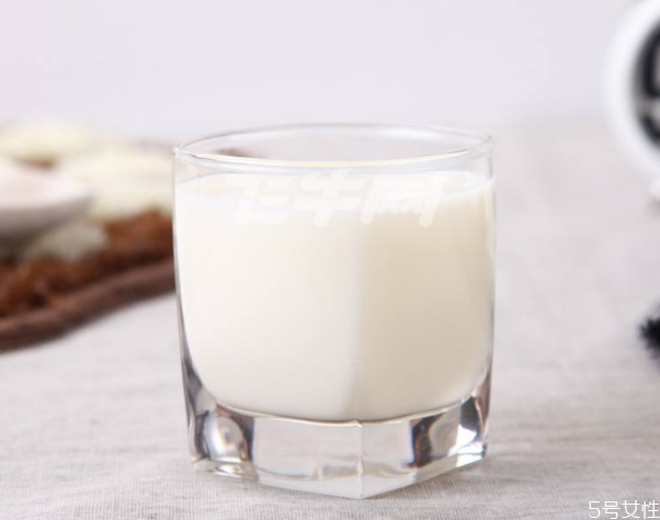 乳糖不耐受可以喝羊奶嗎 乳糖不耐受喝羊奶還是牛奶 乳糖不耐受可以喝羊奶嗎 乳糖不耐受喝羊奶還是牛奶