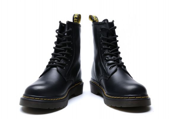 馬丁靴和工裝靴一樣嗎 馬丁靴怎么保養(yǎng) 馬丁靴和工裝靴一樣嗎 馬丁靴怎么保養(yǎng)