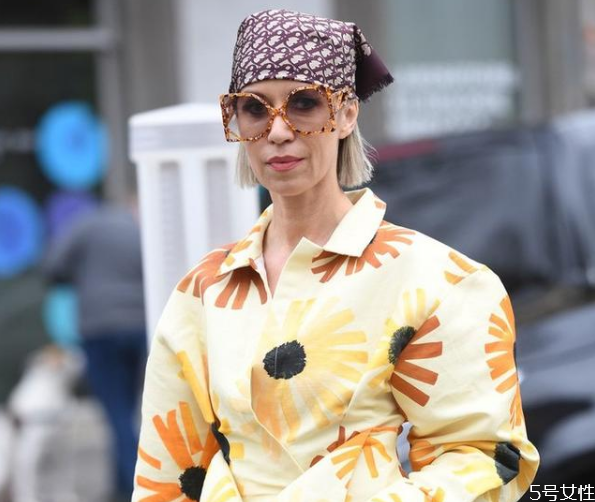 頭巾怎么戴好看 三角頭巾怎么戴好看 頭巾怎么戴好看 三角頭巾怎么戴好看