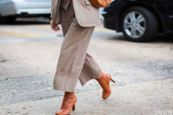 冬季靴子什么顏色好看 短靴選哪個(gè)顏色最百搭 冬季靴子什么顏色好看 短靴選哪個(gè)顏色最百搭