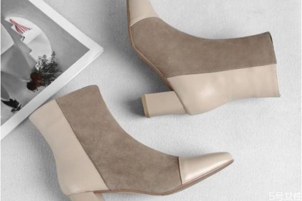 杏色短靴怎么搭配衣服 杏色短靴秋冬搭配 杏色短靴怎么搭配衣服 杏色短靴秋冬搭配