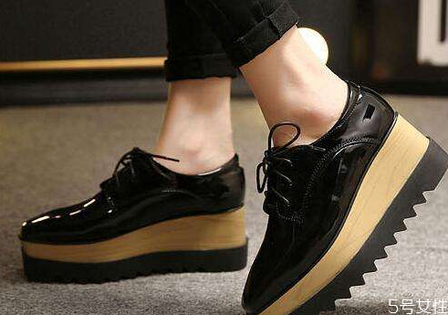 松糕鞋是什么樣子的 松糕鞋和厚底鞋的區(qū)別 松糕鞋是什么樣子的 松糕鞋和厚底鞋的區(qū)別