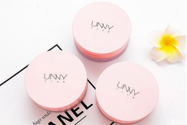 完美日記散粉和unny散粉哪個好 unny散粉真的好用嗎 完美日記散粉和unny散粉哪個好 unny散粉真的好用嗎
