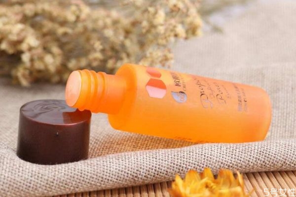 黑頭導(dǎo)出液用完要洗嗎 黑頭導(dǎo)出液副作用 黑頭導(dǎo)出液用完要洗嗎 黑頭導(dǎo)出液副作用