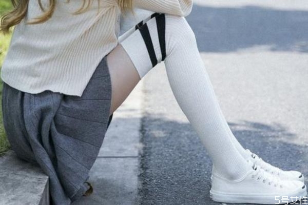 過(guò)膝襪老往下滑怎么辦 防止過(guò)膝襪下滑小妙招 過(guò)膝襪老往下滑怎么辦 防止過(guò)膝襪下滑小妙招