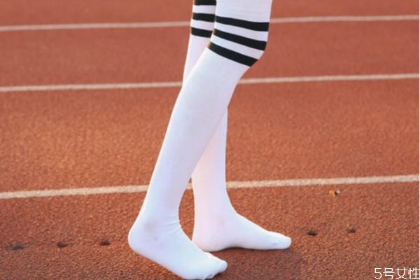 過(guò)膝襪老往下滑怎么辦 防止過(guò)膝襪下滑小妙招 過(guò)膝襪老往下滑怎么辦 防止過(guò)膝襪下滑小妙招