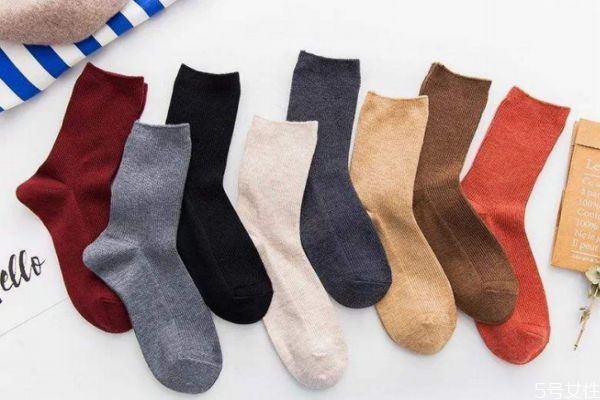 長(zhǎng)筒襪應(yīng)該搭配什么上衣 長(zhǎng)筒襪時(shí)尚搭配 長(zhǎng)筒襪應(yīng)該搭配什么上衣 長(zhǎng)筒襪時(shí)尚搭配