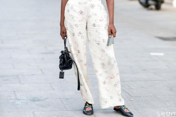 穆勒鞋黑色好看還是白色好看 穆勒鞋需要選大一碼嗎 穆勒鞋黑色好看還是白色好看 穆勒鞋需要選大一碼嗎