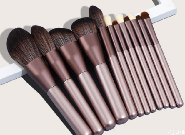 花漾化妝刷和受受狼哪個(gè)好用 新手入門化妝刷 花漾化妝刷和受受狼哪個(gè)好用 新手入門化妝刷