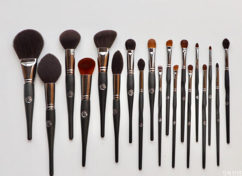 艾諾琪化妝刷哪個(gè)系列好用 艾諾琪化妝刷什么檔次 艾諾琪化妝刷哪個(gè)系列好用 艾諾琪化妝刷什么檔次