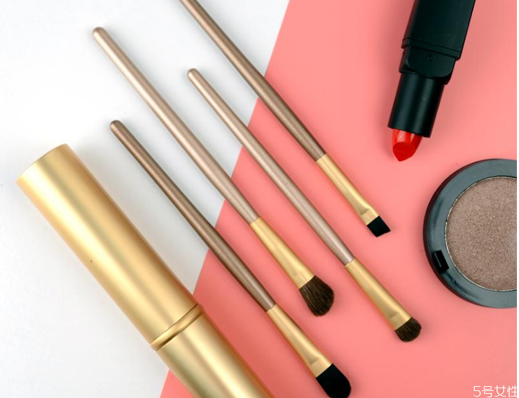 什么刷子畫眼線 化妝刷使用小技巧 什么刷子畫眼線 化妝刷使用小技巧