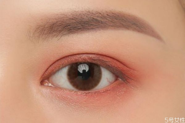 沒(méi)眼影刷怎么畫(huà)眼影 用手指怎么涂眼影 沒(méi)眼影刷怎么畫(huà)眼影 用手指怎么涂眼影