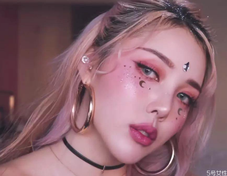 眼影亮片怎么粘上去 眼影亮片怎么貼好看 眼影亮片怎么粘上去 眼影亮片怎么貼好看