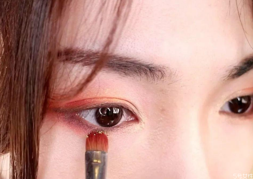 眼影亮片總掉滿臉怎么辦 眼影閃粉掉臉上怎么處理 眼影亮片總掉滿臉怎么辦 眼影閃粉掉臉上怎么處理