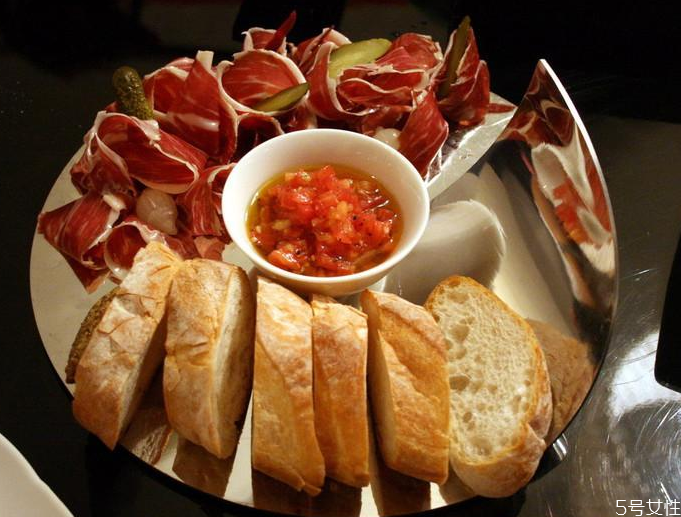 圣誕吃什么好 傳統(tǒng)圣誕節(jié)晚餐菜譜 圣誕吃什么好 傳統(tǒng)圣誕節(jié)晚餐菜譜