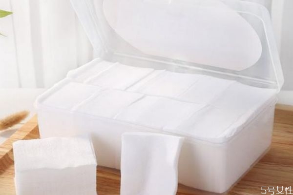 卸妝水一定要用化妝棉嗎 卸妝水可以用手卸嗎 卸妝水一定要用化妝棉嗎 卸妝水可以用手卸嗎