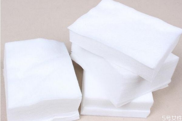 卸妝水是從上往下擦嗎 卸妝水可以直接用紙巾嗎 卸妝水是從上往下擦嗎 卸妝水可以直接用紙巾嗎