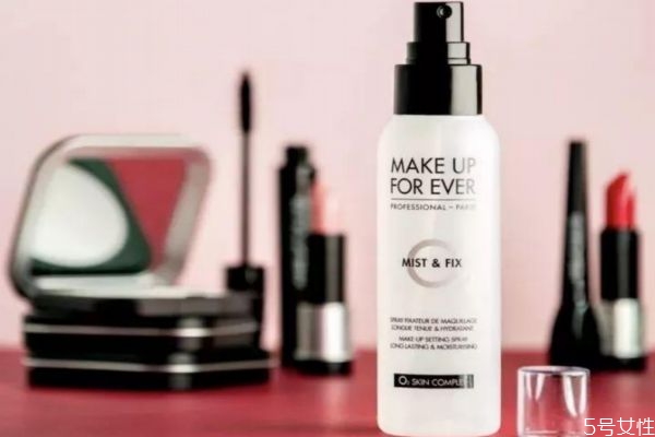 定妝噴霧補妝要用吸油紙嗎 用完定妝噴霧怎么補妝 定妝噴霧補妝要用吸油紙嗎 用完定妝噴霧怎么補妝