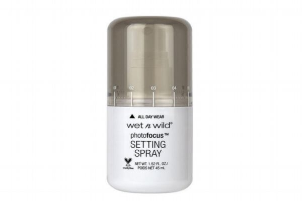 定妝噴霧補妝要用吸油紙嗎 用完定妝噴霧怎么補妝 定妝噴霧補妝要用吸油紙嗎 用完定妝噴霧怎么補妝