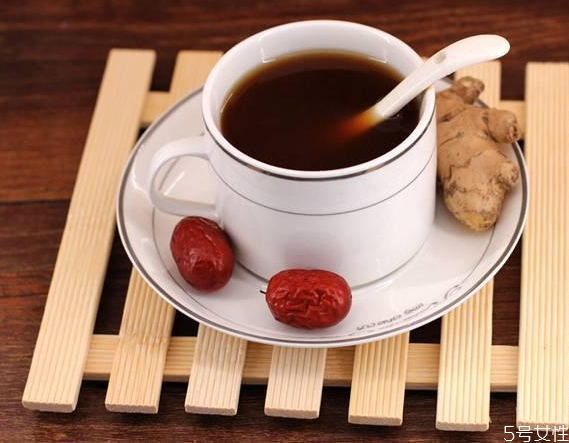 可樂(lè)姜茶怎么做 姜汁可樂(lè)的功效與禁忌 可樂(lè)姜茶怎么做 姜汁可樂(lè)的功效與禁忌