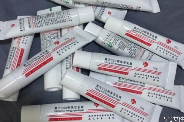 熊果苷軟膏有依賴(lài)性嗎 熊果苷軟膏用多久可以淡斑 熊果苷軟膏有依賴(lài)性嗎 熊果苷軟膏用多久可以淡斑