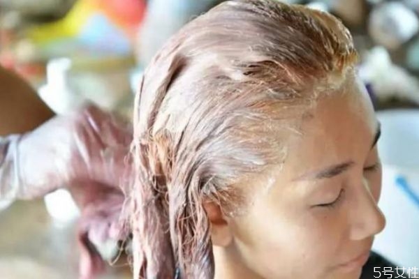 頭發(fā)漂過(guò)怎么恢復(fù)黑色 漂過(guò)的頭發(fā)染黑色多久掉色 頭發(fā)漂過(guò)怎么恢復(fù)黑色 漂過(guò)的頭發(fā)染黑色多久掉色