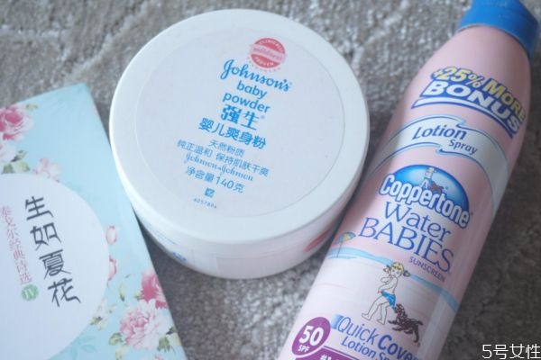 爽身粉有什么用處 腋下出汗可以用爽身粉嗎 爽身粉有什么用處 腋下出汗可以用爽身粉嗎