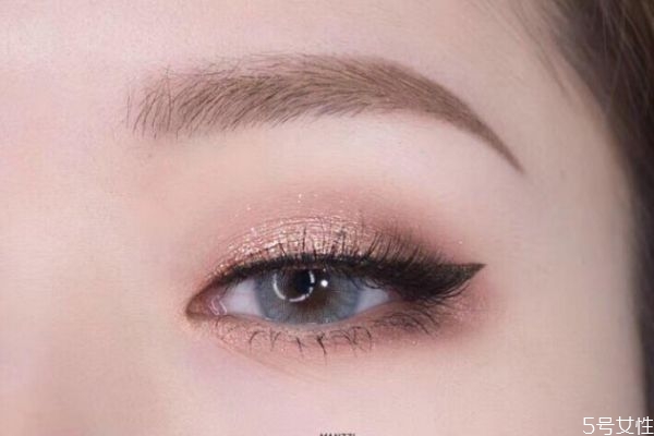 眼妝亮片亮晶晶怎么涂 眼妝亮片貼法步驟 眼妝亮片亮晶晶怎么涂 眼妝亮片貼法步驟