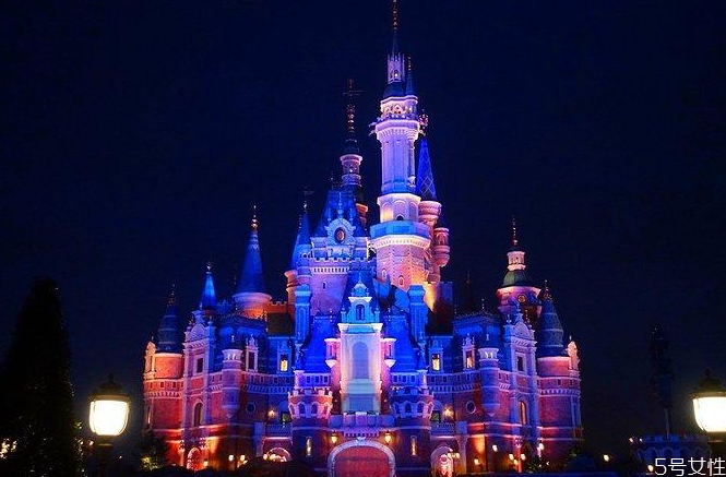 迪士尼在上海的哪個區(qū) 上海迪士尼兩個人預(yù)算