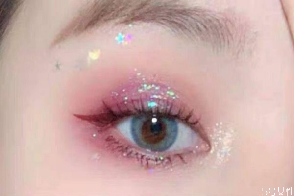 眼妝亮片亮晶晶怎么涂 眼妝亮片貼法步驟 眼妝亮片亮晶晶怎么涂 眼妝亮片貼法步驟