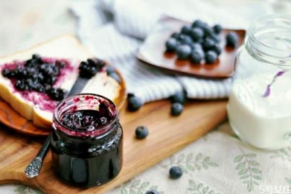 藍(lán)莓醬一般熬制多長(zhǎng)時(shí)間 自制藍(lán)莓醬的做法竅門 藍(lán)莓醬一般熬制多長(zhǎng)時(shí)間 自制藍(lán)莓醬的做法竅門