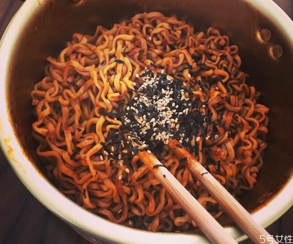 三養(yǎng)火雞面為什么那么貴 火雞面怎么火起來的 三養(yǎng)火雞面為什么那么貴 火雞面怎么火起來的