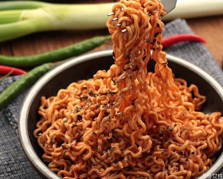 三養(yǎng)火雞面為什么那么貴 火雞面怎么火起來的 三養(yǎng)火雞面為什么那么貴 火雞面怎么火起來的